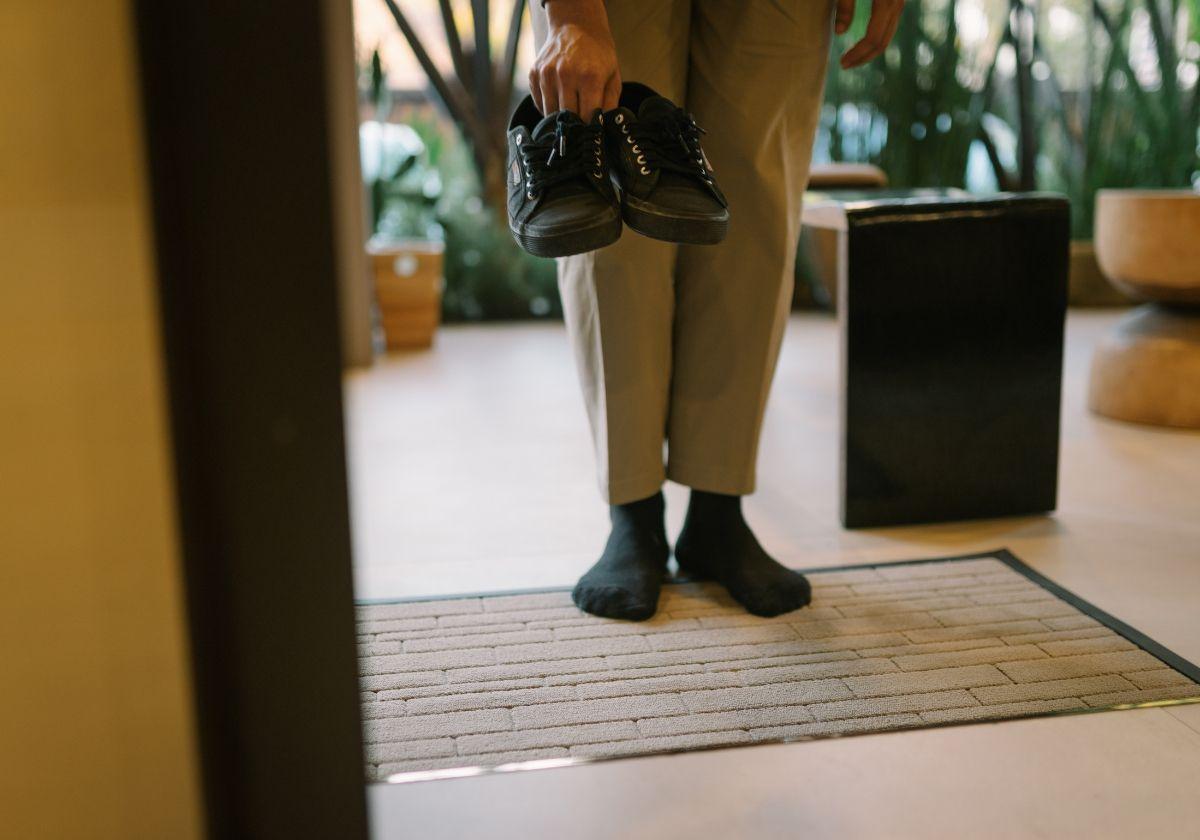 Cómo el simple hábito de quitarse los zapatos al entrar a casa puede contribuir a una buena salud